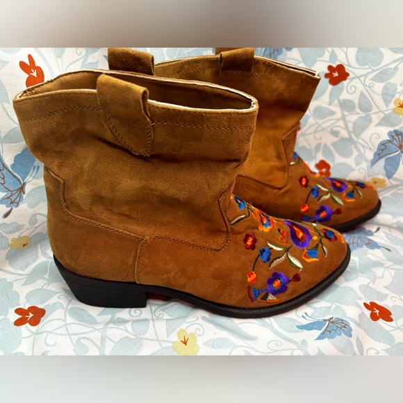 Mudd 9.5 medium women’s Cheyenne Brown faux suede boot - Picture 2 of 5